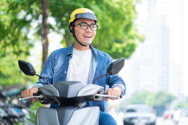 photo d’un jeune homme asiatique conduisant une moto - city bike photos et images de collection
