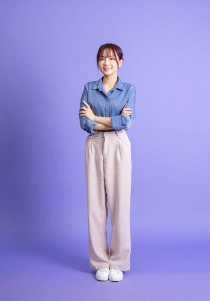 изображение молодой азиатской бизнес-леди на фиолетовом фоне - full hair стоковые фото и изображения