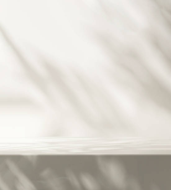 moderno, mínimo tablero de mármol blanco vacío, a la luz del sol moteado, sombra de hojas en la pared blanca - dappled light tree leaf fotografías e imágenes de stock