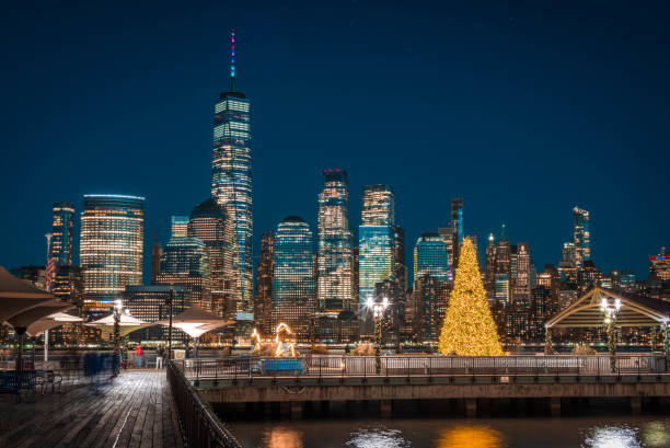 torre della libertà e albero di natale - new york city new york state skyline winter foto e immagini stock