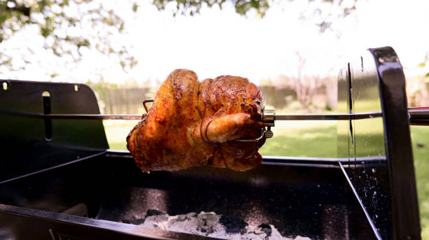 torrefação de frango - chicken rotisserie barbecue grill roast chicken - fotografias e filmes do acervo