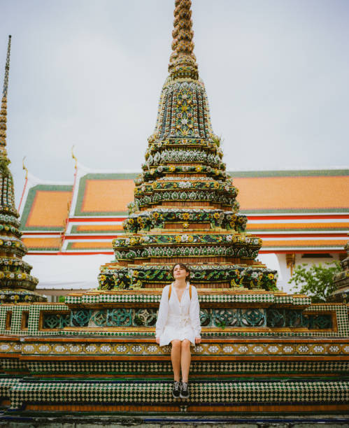 donna che esplora il tempio di wat pho a bangkok - wat pho foto e immagini stock
