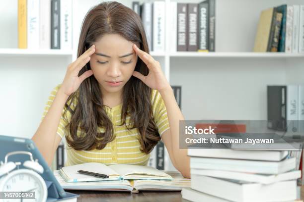 Asiatische Studentinnen Haben Angst Wegen Prüfungen Frauen Bereiten ...