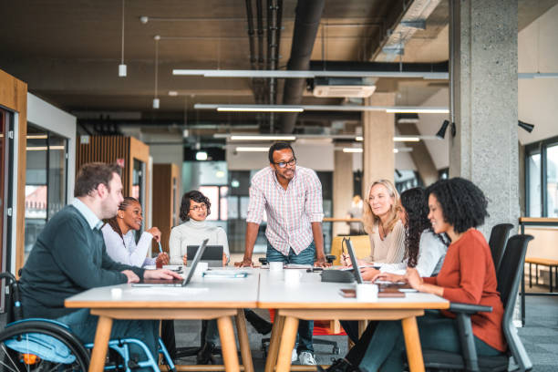 open concept office, donde se realiza una reunión de trabajo - gerente fotografías e imágenes de stock