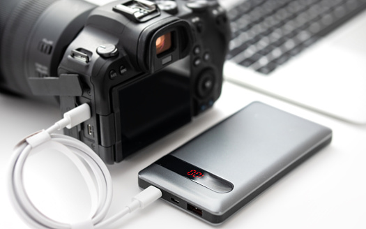 charge/ operate the modern DSLR / mirrorless camera from a power bank