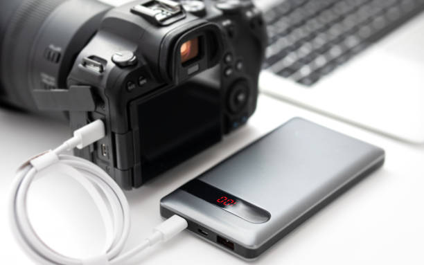 charge/ operate the modern dslr / mirrorless camera from a power bank - button battery imagens e fotografias de stock