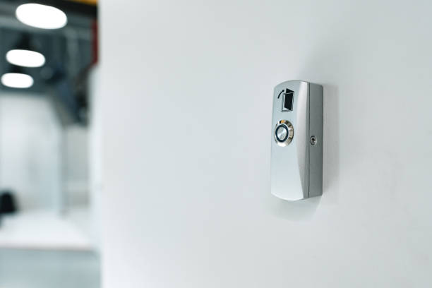 système d’accès électronique à clé serrure de porte sur le mur. - facilité daccès photos photos et images de collection