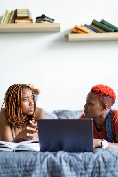 ラップトップを使用して自宅で学習する黒人女子学生 - braids african descent women pensive ストックフォトと画像