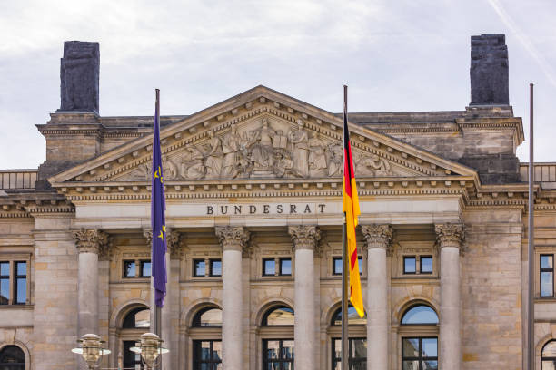 독일 베를린의 독특한 bundesrat 건물 앞에있는 독일 및 eu 국기 - west berlin 뉴스 사진 이미지