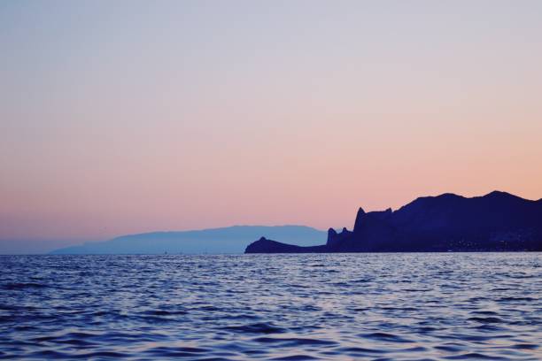 розовый закат над черным морем - чёрное море стоковые фото и изображения