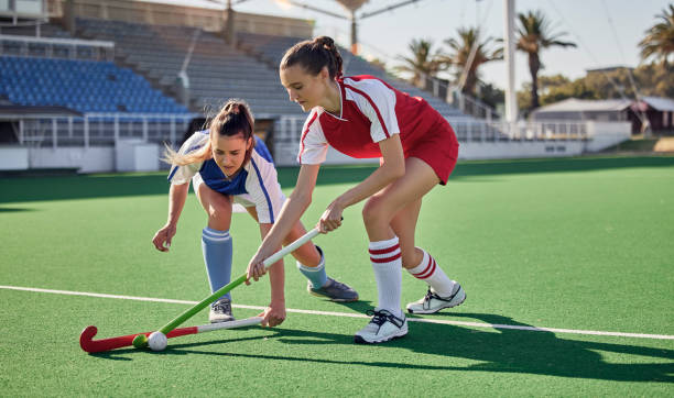 fitness esportivo, jogo de hóquei em campo e desafio feminino para a bola na competição do estádio, jogo rival do clube ou competição do torneio. exercício de treino, treino e ação de batalha do atleta no campo de grama da arena - hóquei em campo - fotografias e filmes do acervo