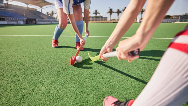 gioco sportivo, hockey su prato e sfide femminili per la palla in competizioni dinamiche di club, prestazioni di allenamento o partite di allenamento. esercizio di fitness, azione di allenamento e placcaggio di battaglia dell'atleta sul manto erboso dello  - hockey su prato foto e immagini stock