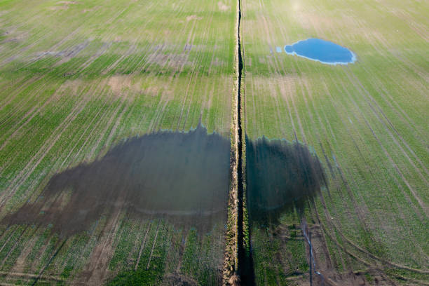 luftaufnahme eines überfluteten gebietes in getreidefeldern - crop damage stock-fotos und bilder