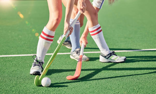 Hockey stick, hockey ball and turf competition, sports games and challenge on grass field, pitch and outdoor. Women team, field hockey players and contest, action and training match on stadium arena palo de hockey, pelota de hockey y competencia de césped, juegos deportivos y desafíos en campo de césped, campo y al aire libre. equipo femenino, jugadoras de hockey sobre hierba y entrenamiento de concurso, acción y deporte en la arena del estadio