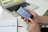 mann-macht-online-test-auf-smartphone-am-schreibtisch-nahaufnahme.jpg?b=1&s=170x170&k=20&c=gEXNEJGGWwhwhructa0Mlb1vJNYKdEzrZqmzIaUf-DY=