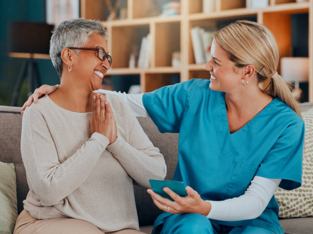 soins aux personnes âgées, soignant et patient ensemble sur un canapé parlant de soins de santé de soins palliatifs dépliant, brochure ou livret. femme âgée et infirmière à domicile pour les soins avec gratitude pour l’aide - sociology photos et images de collection