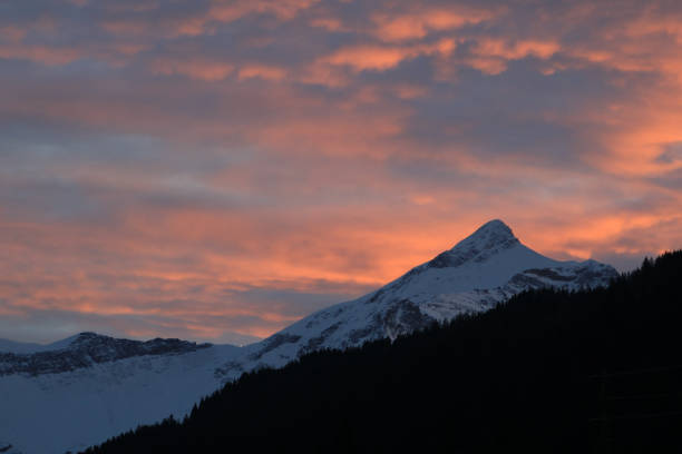 cielo al tramonto lunatico dai colori brillanti sul monte oldehore. - bernese oberland gstaad winter snow foto e immagini stock