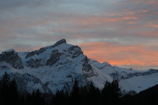 nuvole rosa sul monte schluchhore. - bernese oberland gstaad winter snow foto e immagini stock