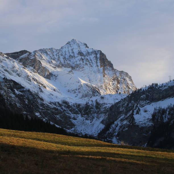 passo sanetsch e monte arpelistock innevato. - bernese oberland gstaad winter snow foto e immagini stock