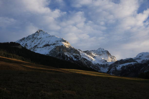nuvole sul monte spitzhorn e arpelistock. - bernese oberland gstaad winter snow foto e immagini stock