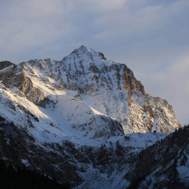 cima illuminata dal sole del monte arpelistock, svizzera. - bernese oberland gstaad winter snow foto e immagini stock