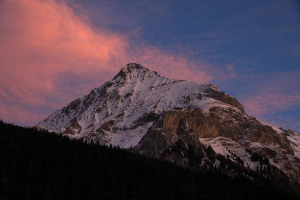 cielo rosa del tramonto sul monte spitzhorn. - bernese oberland gstaad winter snow foto e immagini stock