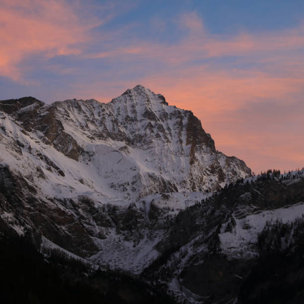 nuvole rosa illuminate dal sole sul monte arpelistock in inverno. - bernese oberland gstaad winter snow foto e immagini stock