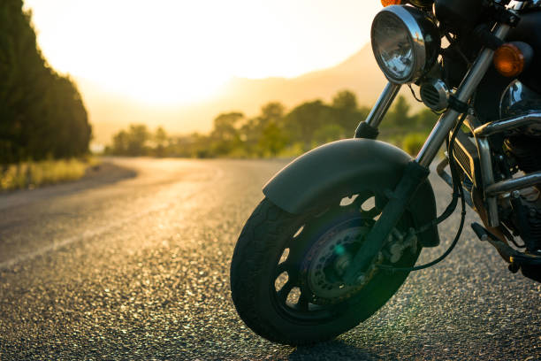 estacionado en la carretera de la motocicleta - motorcycle engine brake wheel fotografías e imágenes de stock