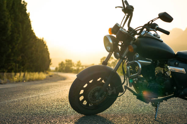 moto garée sur la route - motorcycle engine brake wheel photos et images de collection