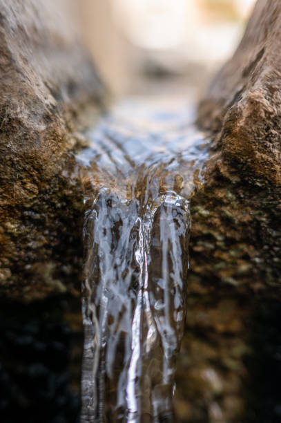 池の底に落ちる水 - stream waterfall abstract river ストックフォトと画像