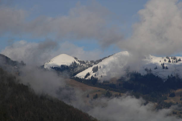 colline innevate vicino a gstaad, svizzera. - bernese oberland gstaad winter snow foto e immagini stock