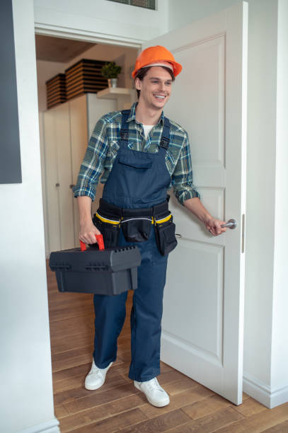 istock Joyous repairman arriving at the client house 1457105002