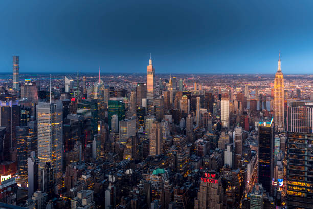 skyline de nova york no final do pôr do sol com o chrysler building em primeiro plano - aerial view manhattan new york city new york state - fotografias e filmes do acervo