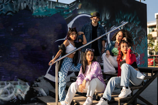 porträt einer hip-hop-gruppe auf treppenhaus im freien - alternativer lebensstil stock-fotos und bilder