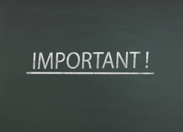 黒板にコピー用スペースのある重要な書き込み - 重要事項説明 ストックフォトと画像