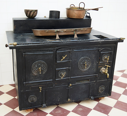 Old metallic kitchen that works with coal or firewood