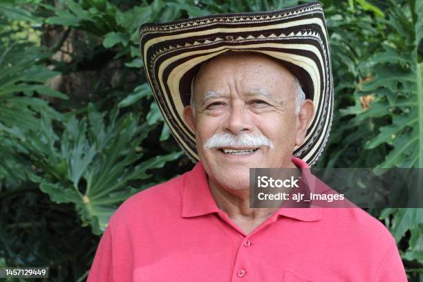 Senior Man Wearing Traditional Colombian Hat Stock Photo - Download Image Now - Colombian Culture, Sombrero Vueltiao, Colombia