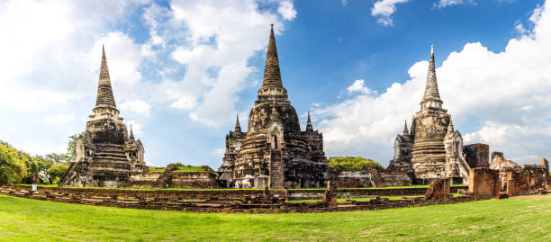 panorama de wat phra si sanphet no parque histórico de ayutthaya, tailândia - sanphet palace - fotografias e filmes do acervo