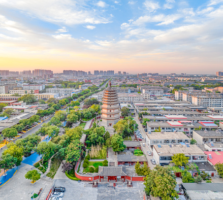 Foto aérea del Templo Zhengding Tianning y la Pagoda Lingxiao del Templo Tianning en el condado de Zhengding, ciudad de Shijiazhuang, provincia de Hebei, China photo