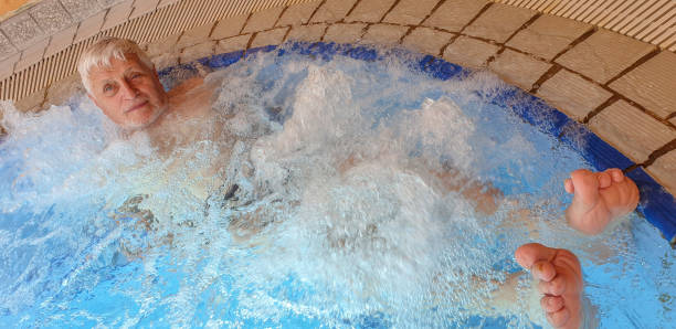 homens idosos que desfrutam de banheira de hidromassagem quente - mobilestock freedom enjoyment blue - fotografias e filmes do acervo