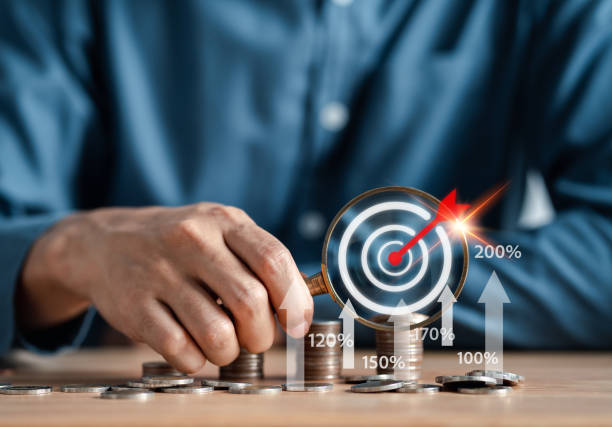 Businessman future target stacking money coins accounting for increase financial interest rate and business investment growth from dividend, Business Finance and Money, Save money concept. objetivo futuro del empresario apilamiento de monedas de dinero que representan el aumento de la tasa de interés financiera y el crecimiento de la inversión empresarial a partir de dividendos, finanzas comerciales y dinero, concepto de ahorro de dinero.