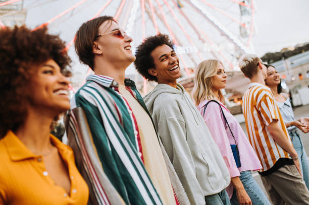 grupo de jóvenes amigos multiétnicos divirtiéndose juntos - profile people in a row group of people people fotografías e imágenes de stock