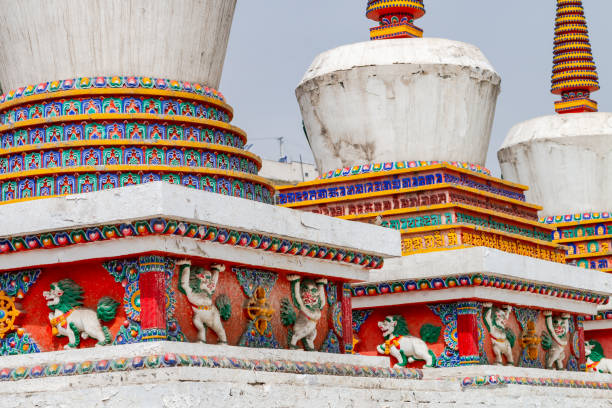 figuras e pintura em uma stupa tibetana no impressionante mosteiro de ta'er perto de xining, china - tibetan script fotos - fotografias e filmes do acervo