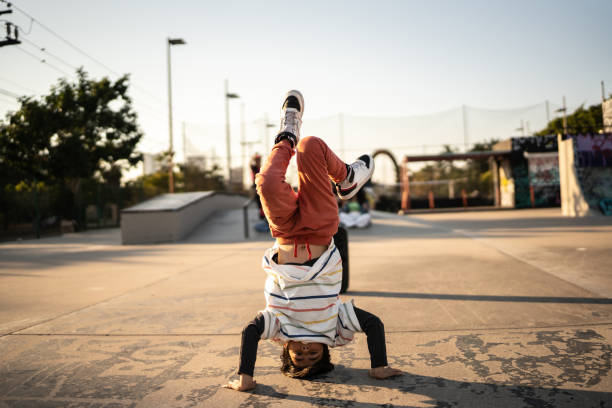 retrato de niño breakdance en un parque de patinetas - hip hop fotos fotografías e imágenes de stock