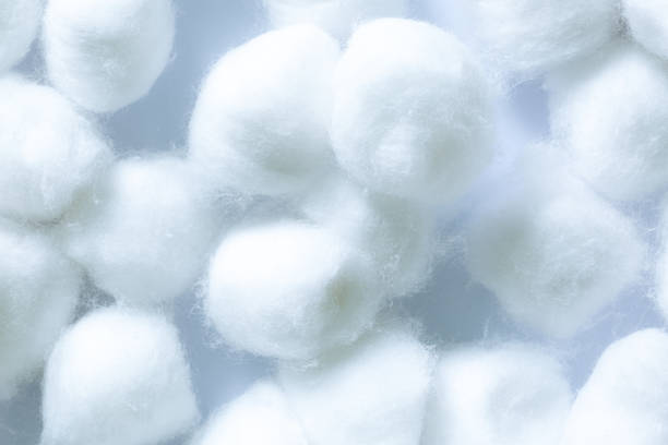 ふわふわの白い綿の花、マクロの白い綿のテクスチャー、白い背景に脱脂綿を使用する、農業、秋、ボール、植物学、枝-植物の部分、芽、きれい、 - cotton flower textile macro ストックフォトと画像