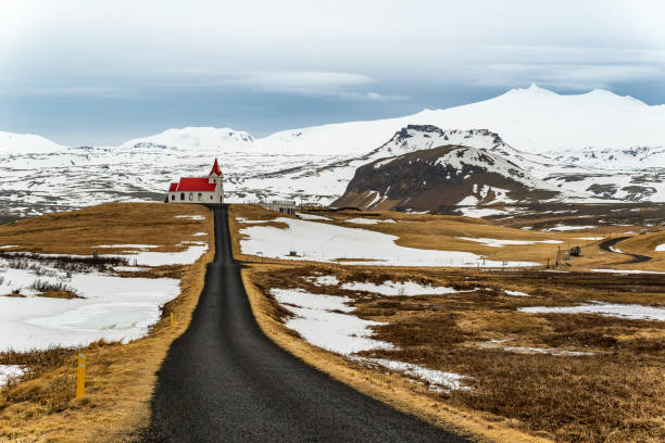 ingjaldshóll-kirche und snæfellsjökull-gletscher, snæfellsnes, island - snaefellsnes stock-fotos und bilder