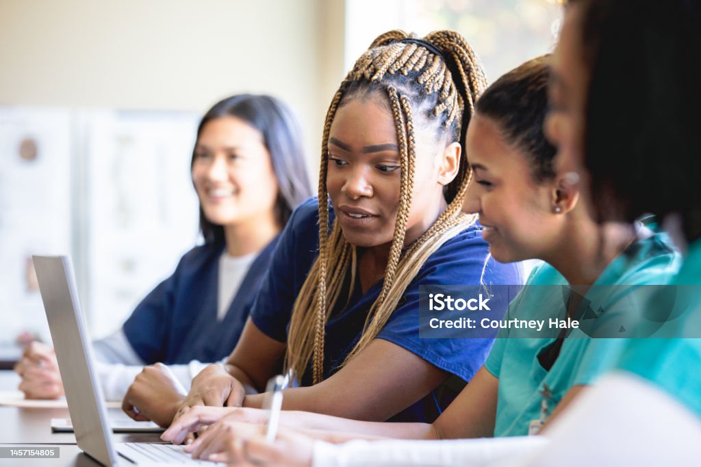 A nők sokszínű csoportja ápoló vagy orvostanhallgató a helyi egyetemen - Jogdíjmentes Ápoló témájú stock fotó A nők sokszínű csoportja ápoló vagy orvostanhallgató a helyi egyetemen - Jogdíjmentes Ápoló témájú stock fotó