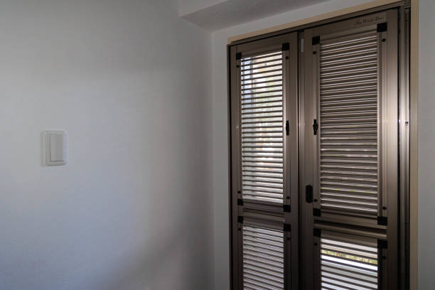 la puerta mosquitera de la entrada donde brilla la luz - screen door door porch house fotografías e imágenes de stock