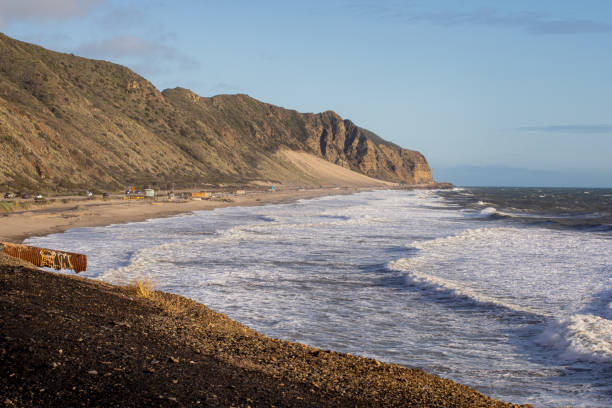 far view for the beach sand shore com la jolla beach, thornhill broome beach, sandy dune beach, califórnia durante a temporada de inverno fortes ondas oceânicas na highway 1 pacific coast hwy - route 1 pacific ocean beach cliff - fotografias e filmes do acervo