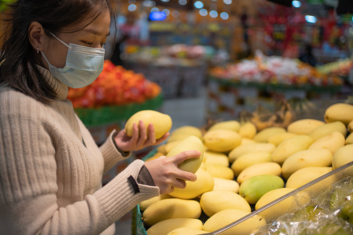women buying mangoes